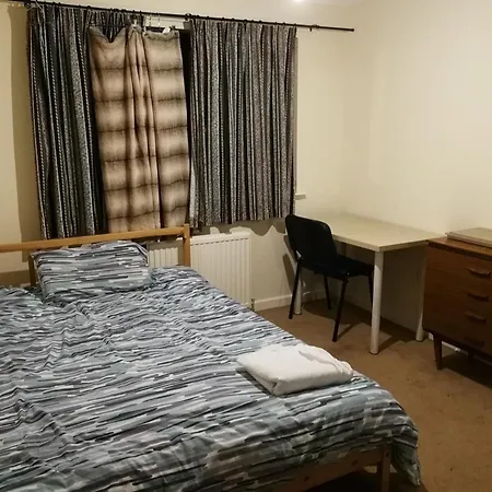 Basic Three Bedroom Flat West End * Glasgow