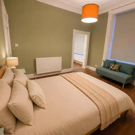 6 Beds, Stylish Centre דירה