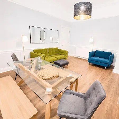 6 Beds, Stylish Centre *