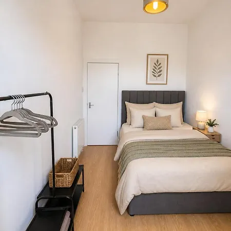 Apartament 5 Bed, Free Park Multiple Van, 1mile From Centre