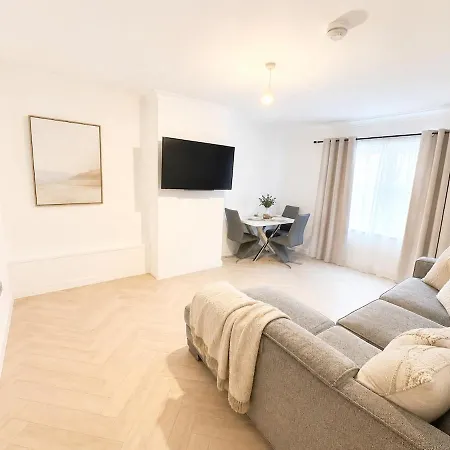4 Bed House, Large Driveway, Discounted Long