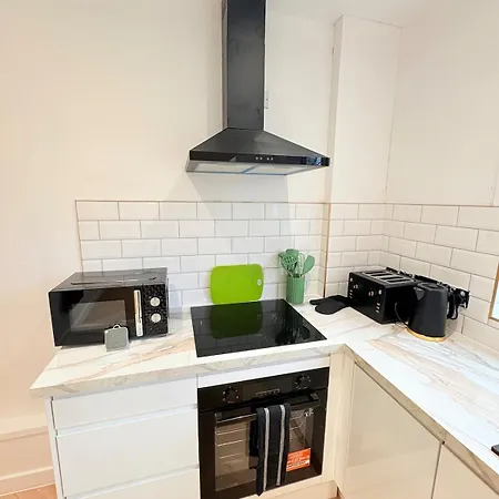 Apartament 4 Bed House, Large Driveway, Discounted Long