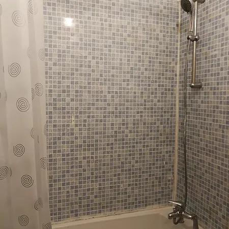 Basic Three Bedroom Flat West End * Glasgow