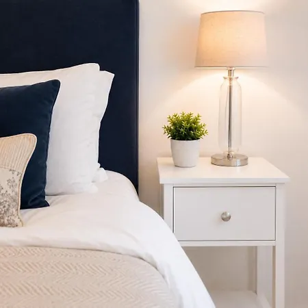 2br West End, Sleeps 4, Free Parking Apartament