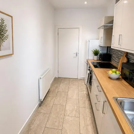 5 Bed, Free Park Multiple Van, 1mile From Centre Apartament *