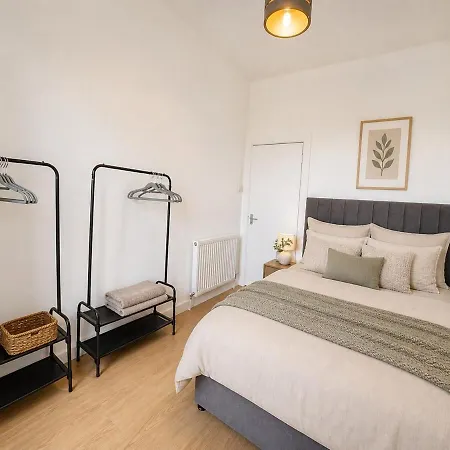 5 Bed, Free Park Multiple Van, 1mile From Centre Apartament