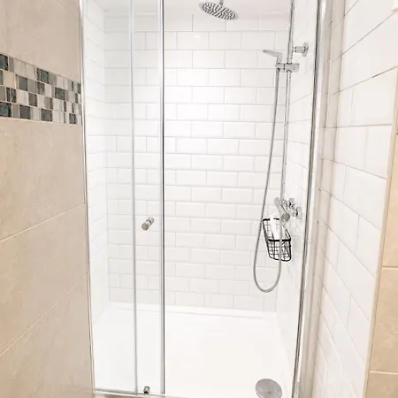 6 Beds, Stylish Centre דירה *