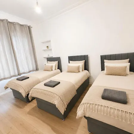 5 Bed, Free Parking, Near Centre Apartment