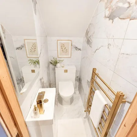 Apartament 4 Bed House, Large Driveway, Discounted Long