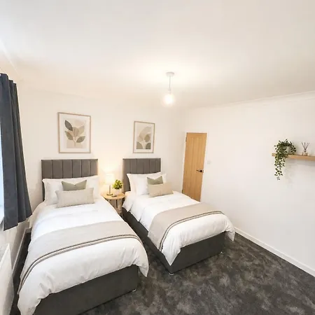 4 Bed House, Large Driveway, Discounted Long Apartament Glasgow