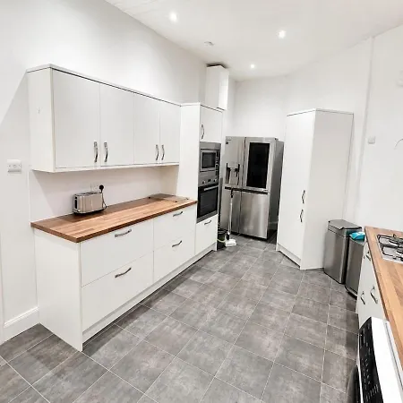 6 Beds, Stylish Centre