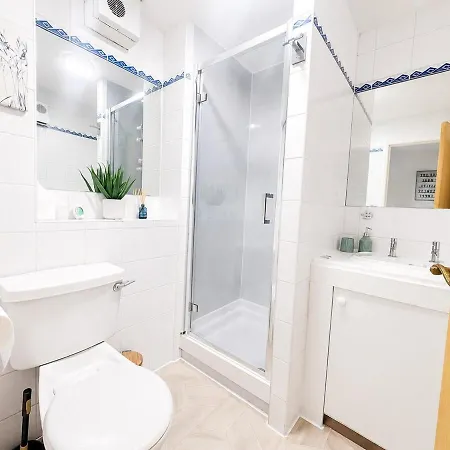 2br West End, Sleeps 4, Free Parking *
