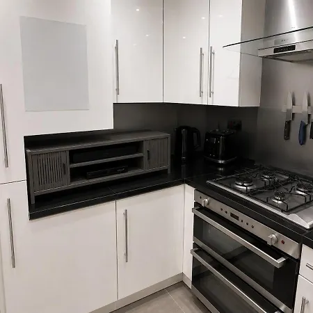 5 Bed, Free Parking, Near Centre