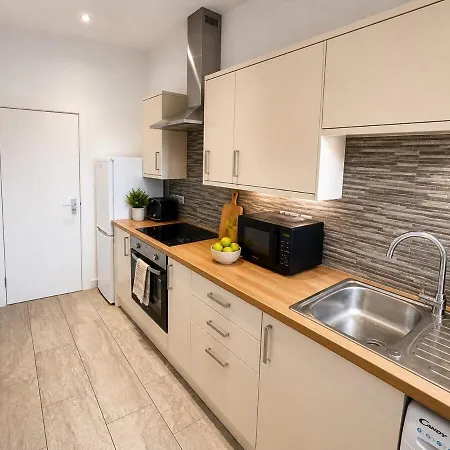 Apartament 5 Bed, Free Park Multiple Van, 1mile From Centre