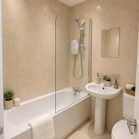 5 Bed, Free Park Multiple Van, 1mile From Centre Apartament