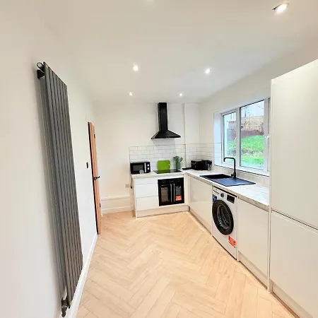 4 Bed House, Large Driveway, Discounted Long Apartament *