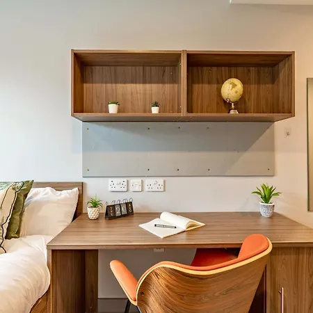 For Students Only Scotway House In Apartament