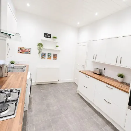 6 Beds, Stylish Centre גלאזגו
