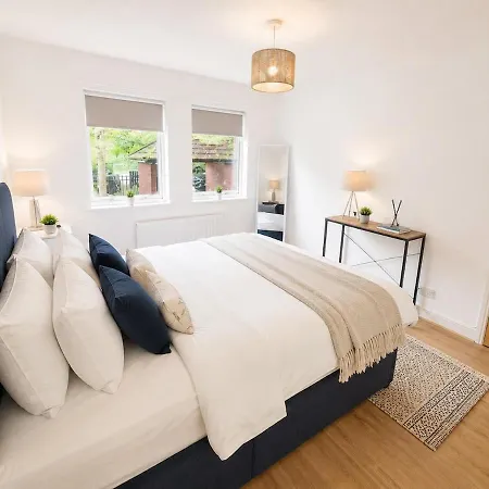 2br West End, Sleeps 4, Free Parking Apartament *