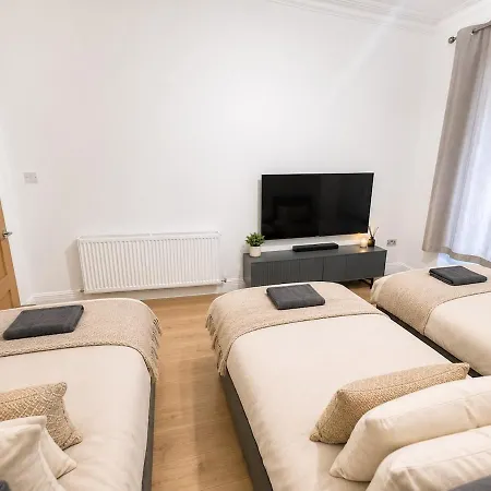 Apartment 5 Bed, Free Parking, Near Centre Glasgow