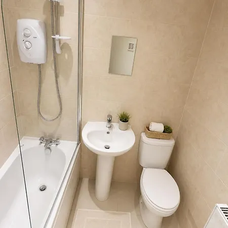 5 Bed, Free Park Multiple Van, 1mile From Centre Apartament