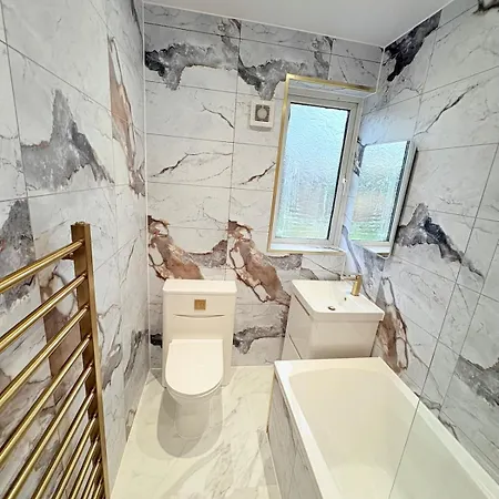 4 Bed House, Large Driveway, Discounted Long *