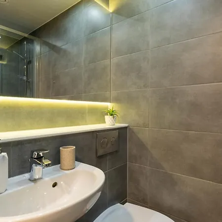 For Students Only Scotway House In Apartament
