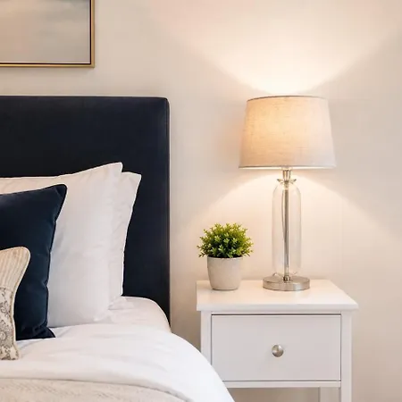 2br West End, Sleeps 4, Free Parking Apartament *
