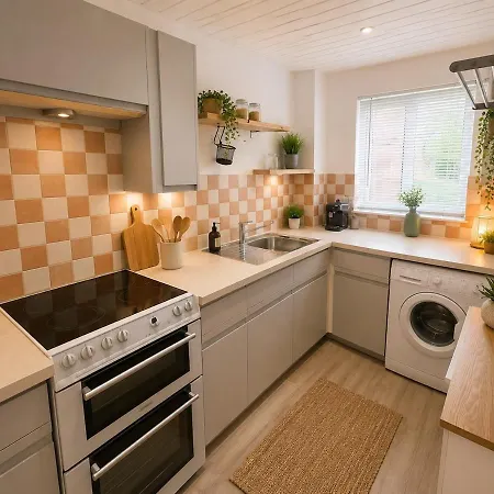 2br West End, Sleeps 4, Free Parking *