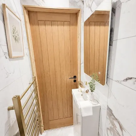 4 Bed House, Large Driveway, Discounted Long Apartament Glasgow