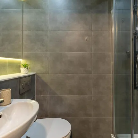 For Students Only Scotway House In Apartament
