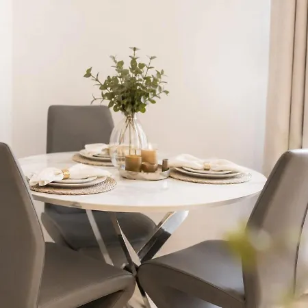 4 Bed House, Large Driveway, Discounted Long Apartament