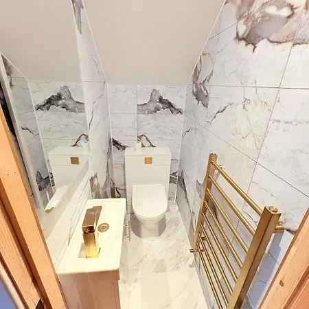 Apartament 4 Bed House, Large Driveway, Discounted Long