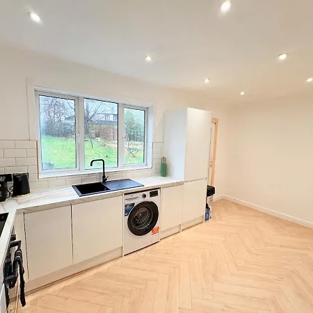 4 Bed House, Large Driveway, Discounted Long Apartament