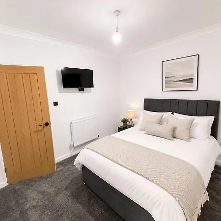 4 Bed House, Large Driveway, Discounted Long Apartament *