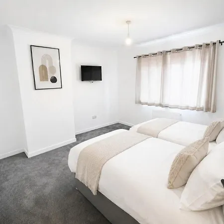 4 Bed House, Large Driveway, Discounted Long *