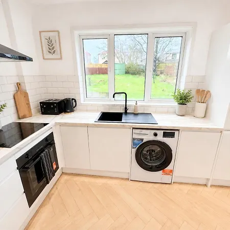 4 Bed House, Large Driveway, Discounted Long Apartament