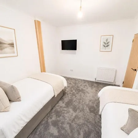 Apartament 4 Bed House, Large Driveway, Discounted Long *