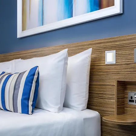 Travelodge Queen Street Hotel 3*