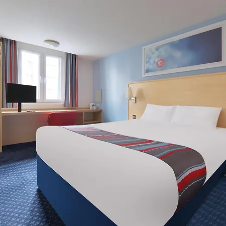 Travelodge Airport 3*