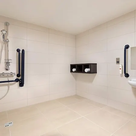 Hotel Ramada By Wyndham East Kilbride 3*
