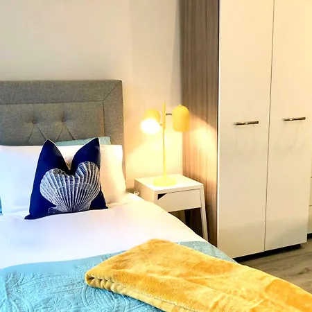 Byevo Almar - Close To And Airport - Perfect For Contractors Or Large Groups Glasgow