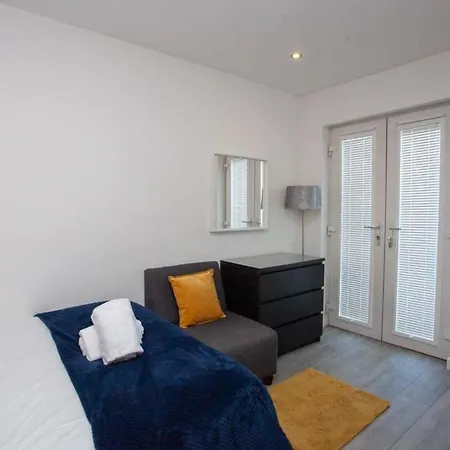 Southside Flat With Private Garden!