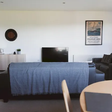 Lovely 2-bed Flat Harbour Free Parking - Pass The Keys Apartamento Glasgow