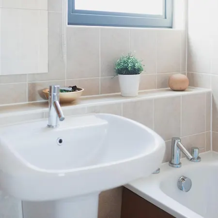 Lovely 2-bed Flat Harbour Free Parking - Pass The Keys Apartamento Glasgow