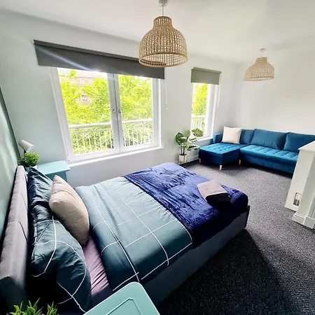 Spacious 5BR house Glasgow
