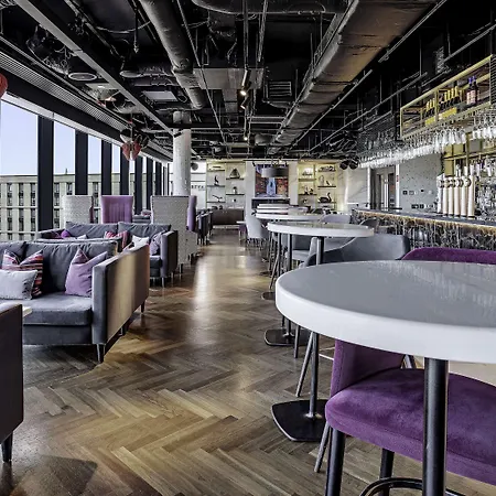 Radisson Red Hotel, Hotel