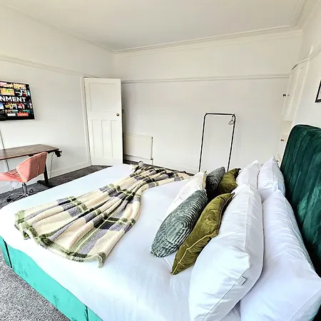 Charming 3-bed Oasis-free Parking Glasgow