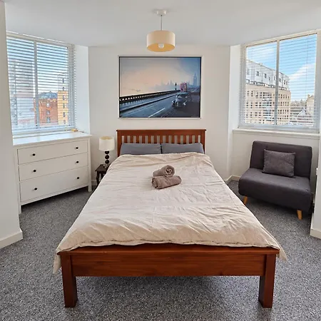 Apartment 2 Bedroom Modern Stylish In Centre