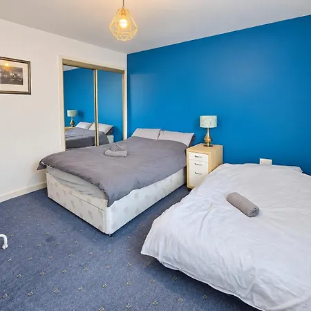 2 Bedroom Modern Stylish In Centre Apartment